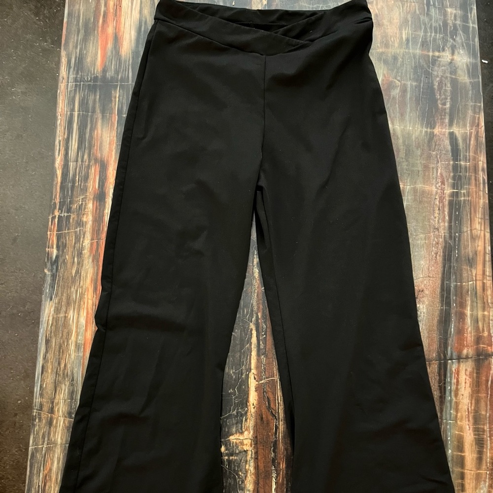 black yoga pants